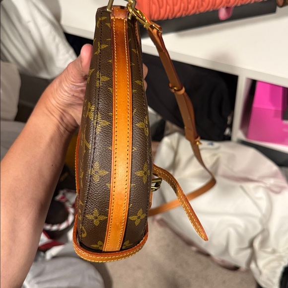 Louis Vuitton Monogram Crossbody Bag with replacement crossbody strap - Picture 4 of 8